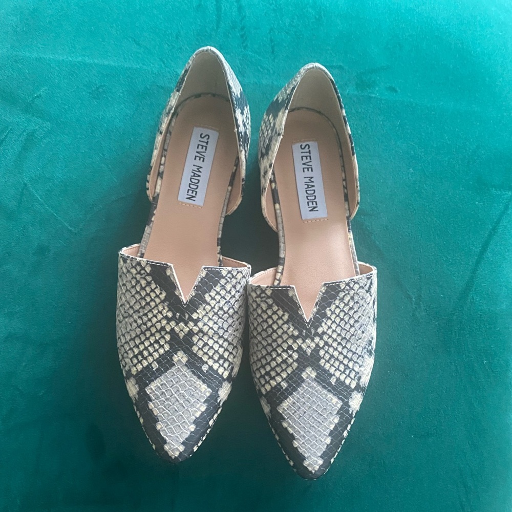 Steve Madden pointed toe flats - 6